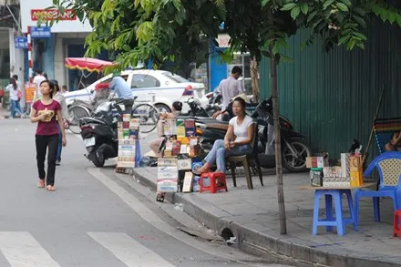 Thuốc lá lậu bày bán tràn lan quanh hồ Hoàn Kiếm, Hà Nội.