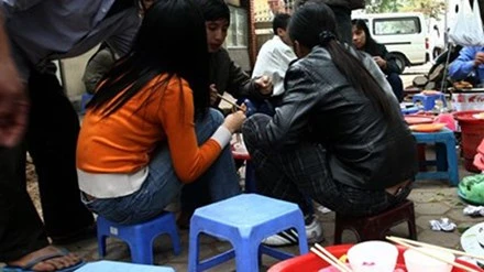 Phần lớn các loại giấy ăn tại các quán ăn bình dân đều không rõ nguồn gốc sản xuất. Ảnh: Chí Cường