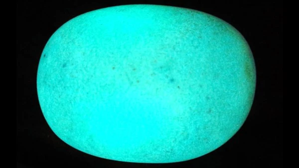 Kỳ lạ hòn đá phát sáng xanh lét ảnh 4