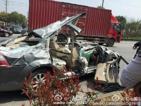  Trung Quốc: Thủy tinh tràn từ xe tải đè chết 3 người trên ô tô ảnh 2