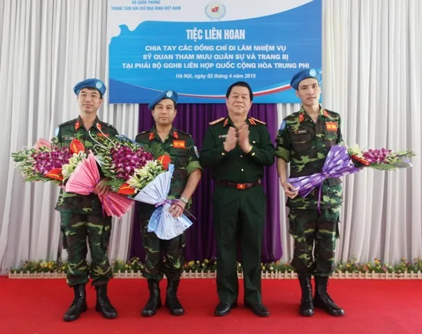 Chia tay 3 sĩ quan Việt Nam lên đường tới Trung Phi