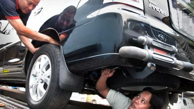 Toyota Việt Nam đang cân nhắc ngưng sản xuất ôtô tại VN. Trong ảnh:Kiểm tra xe Innova, một dòng xe được sản xuất tại VN, trong gara ở Q.Phú Nhuận, TP.HCM - Ảnh: T.L