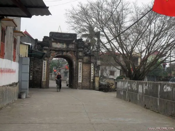 Cổng làng Dục Tú, đúng một nghìn năm mới có người con gái của làng Cổ Loa bước qua.