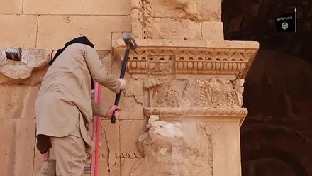 Hình ảnh phiến quân IS phá hoại hiện vật ở thành phố cổ Hatra