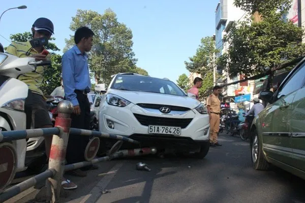 Đâm xe liên hoàn ở trung tâm Sài Gòn, giao thông kẹt cứng ảnh 2