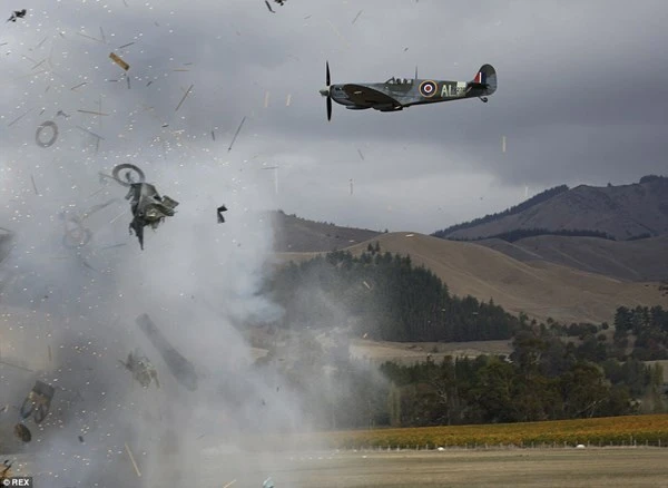  New Zealand: Máy bay nổ tung trên không, phi công may mắn thoát chết ảnh 5