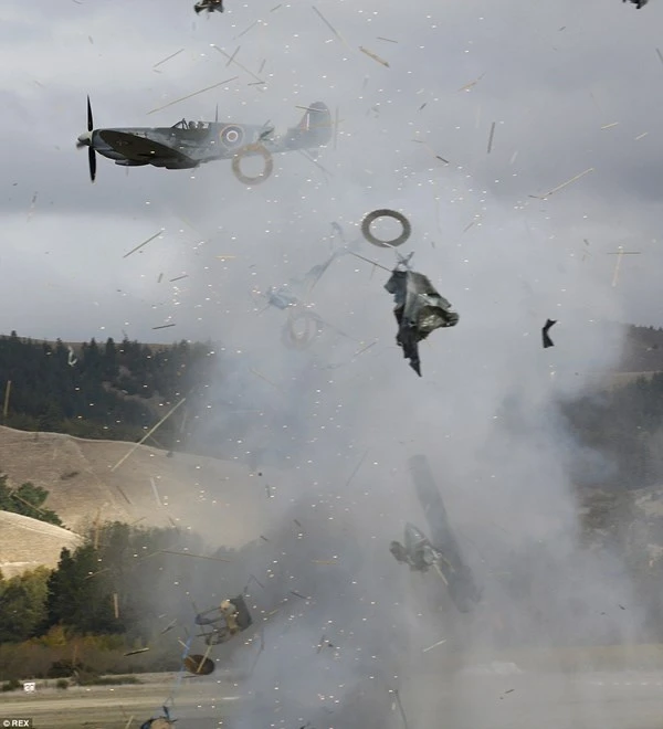  New Zealand: Máy bay nổ tung trên không, phi công may mắn thoát chết ảnh 6