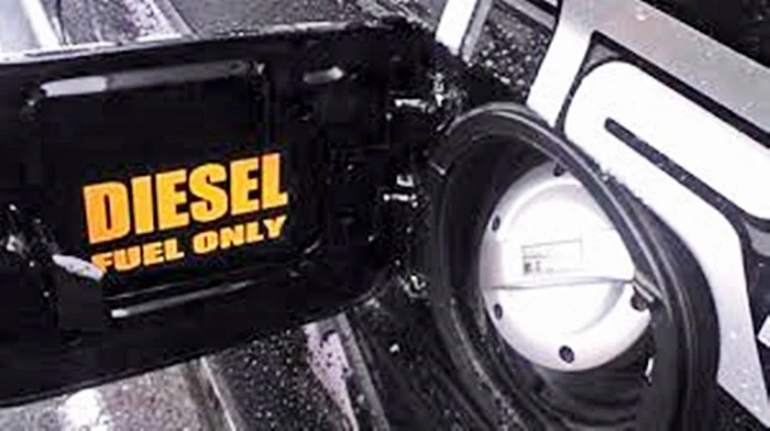 Đổ nhầm nguyên liệu cho xe ô tô và cách xử lý ảnh 1