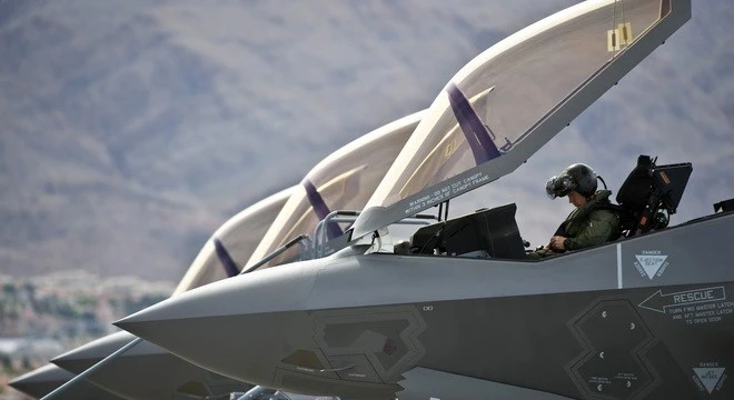 Phi công tiêm kích F-35 đội mũ bay gần 9 tỷ VNĐ