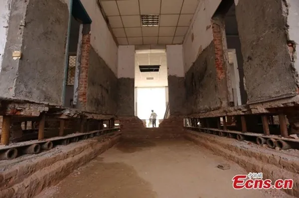 'Thần đèn' Trung Quốc di chuyển nhà hai tầng bằng 1.000 ống sắt ảnh 2