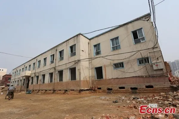 'Thần đèn' Trung Quốc di chuyển nhà hai tầng bằng 1.000 ống sắt ảnh 6