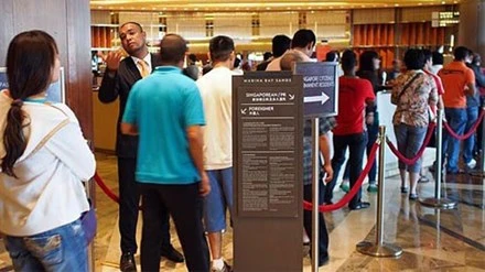 Bên ngoài casino tại khu nghỉ dưỡng Marina Bay Sands (Singapore). Năm 2005, Thủ tướng Singapore Lý Hiển Long đã có bước đi táo bạo khi hủy bỏ lệnh cấm đánh bạc có từ 40 năm trước.