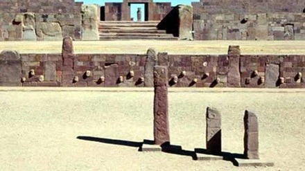 Quang cảnh Thành cổ Tiahuanaco trước Cổng Mặt Trời.