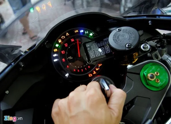 Cận cảnh siêu môtô Ninja H2 đầu tiên về Việt Nam ảnh 13