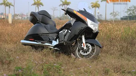 Mẫu môtô thể thao đường trường Victory Vision Tour 2014 đến từ Mỹ được xem là một trong những “hàng hiếm” khá kén người sử dụng tại Việt Nam.
