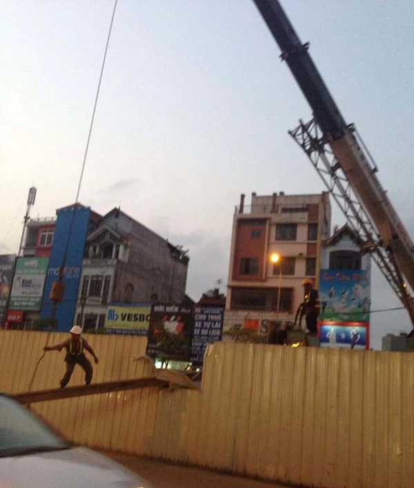 Sắt tuột cáp cẩu rơi ở tuyến đường sắt Nhổn - Ga Hà Nội ảnh 3 Sắt tuột cáp cẩu rơi ở tuyến đường sắt Nhổn - Ga Hà Nội ảnh 3
