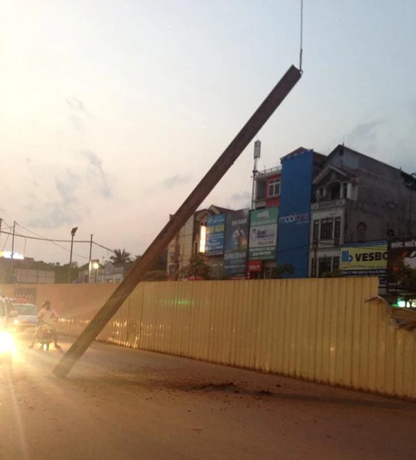 Sắt tuột cáp cẩu rơi ở tuyến đường sắt Nhổn - Ga Hà Nội ảnh 2 Sắt tuột cáp cẩu rơi ở tuyến đường sắt Nhổn - Ga Hà Nội ảnh 2