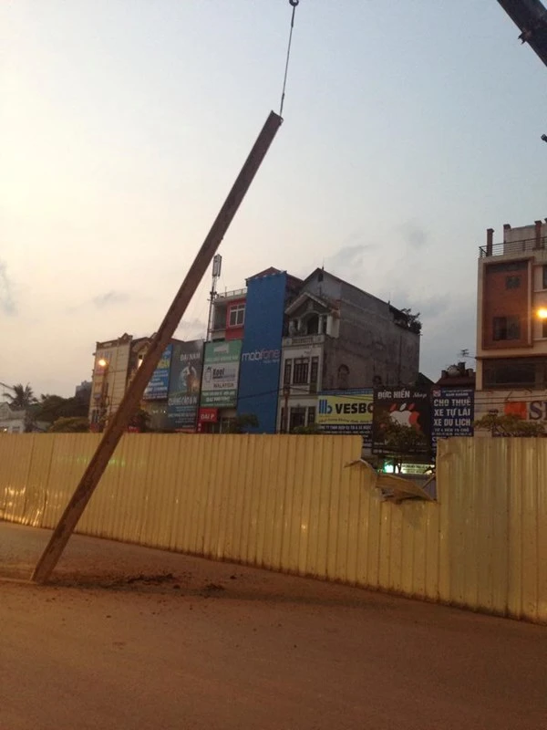 Sắt tuột cáp cẩu rơi ở tuyến đường sắt Nhổn - Ga Hà Nội ảnh 4 Sắt tuột cáp cẩu rơi ở tuyến đường sắt Nhổn - Ga Hà Nội ảnh 4