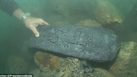 Một thợ lặn đang tiếp cận thỏi bạc từ dưới mặt nước. Thỏi bạc nặng 50kg và có giá trị tương đương 17.000 bảng Anh. Các nhà nghiên cứu lịch sử Anh tin rằng thỏi bạc này thuộc về cướp biển người Anh William Kidd - người đã hoành hành suốt nhiều năm trên Ấn 