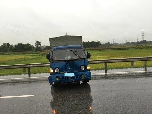 Nhật Tinh Anh gặp tai nạn giao thông khi đi diễn