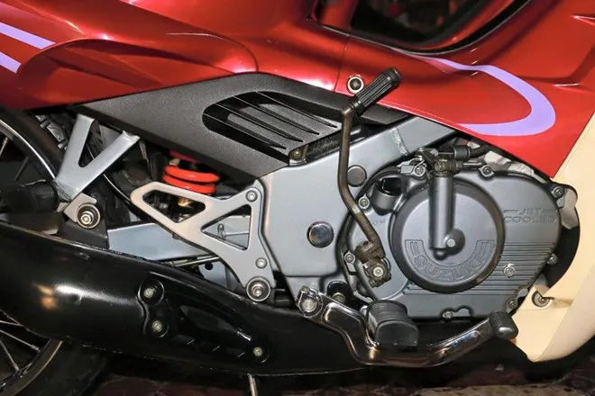 Nước sơn hai bên sườn và lốc máy vẫn còn lớp mỡ gà. Bật chìa khóa khởi động, máy êm ru. Suzuki RGV hàng hiếm được trả giá ngang Kia Morning