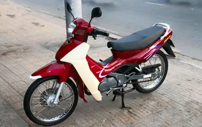 Chiếc Suzuki RGV 120 đời 2000 mới đến 99%, còn nguyên vẹn như xe vừa mở thùng. Chủ sở hữu là anh Lưu Chính Trung, một người sưu tầm xe nổi tiếng ở TP HCM. Theo chia sẻ của chủ xe, so với những chiếc "Su xì po" đời 2000 khác, chiếc của anh gần như không có đối thủ. Nhiều người trả giá cao bằng cả một chiếc Kia Morning nhưng anh vẫn chưa bán. Suzuki RGV hàng hiếm được trả giá ngang Kia Morning