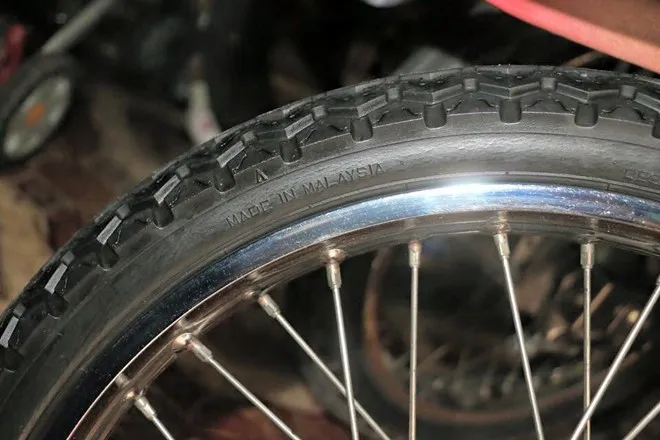 Cặp lốp và săm có dòng chữ "Made in Malaysia" với gai còn cao, chưa bị mài mòn. Suzuki RGV hàng hiếm được trả giá ngang Kia Morning