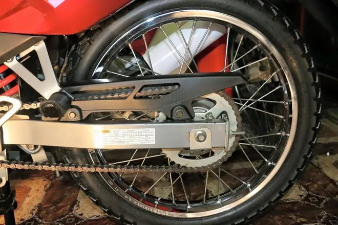 Hệ thống nhông xích và cặp vành nan hoa zin theo xe. Suzuki RGV hàng hiếm được trả giá ngang Kia Morning