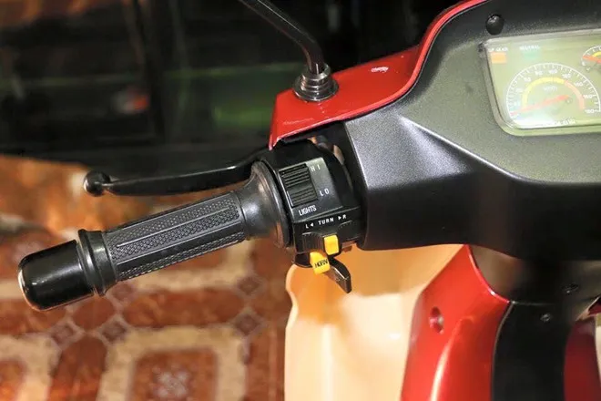 Trừ bình ắc-quy, xe còn nguyên bản và chưa bị thay thế bất cứ một phụ tùng nào. Xe cũng mới chỉ lăn bánh gần 5.000 km. Suzuki RGV hàng hiếm được trả giá ngang Kia Morning