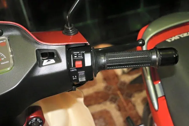 Tay nắm và các nút chức năng còn như mới. Suzuki RGV hàng hiếm được trả giá ngang Kia Morning