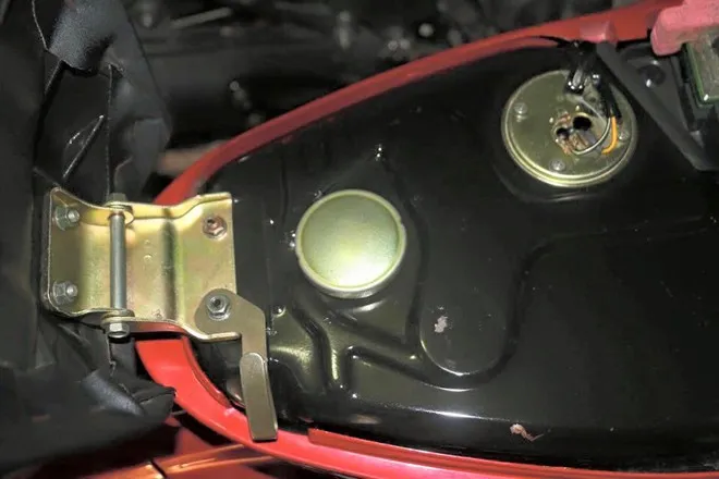 Nắp bình xăng và chốt yên sáng bóng. Suzuki RGV hàng hiếm được trả giá ngang Kia Morning