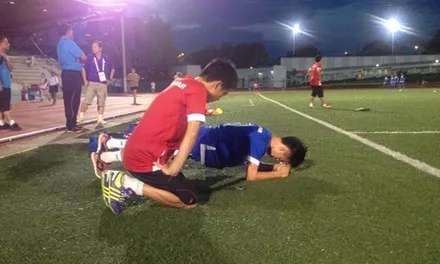 Văn Toàn bị đau nhẹ.