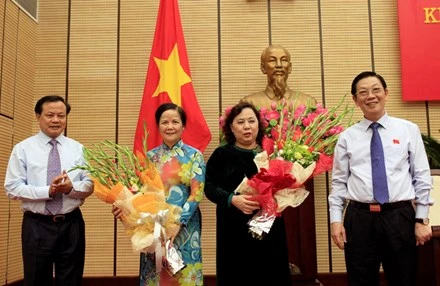 Bà Nguyễn Thị Bích Ngọc (áo đen) là cán bộ được đào tạo cơ bản, am hiểu toàn diện các mặt công tác của thành phố.