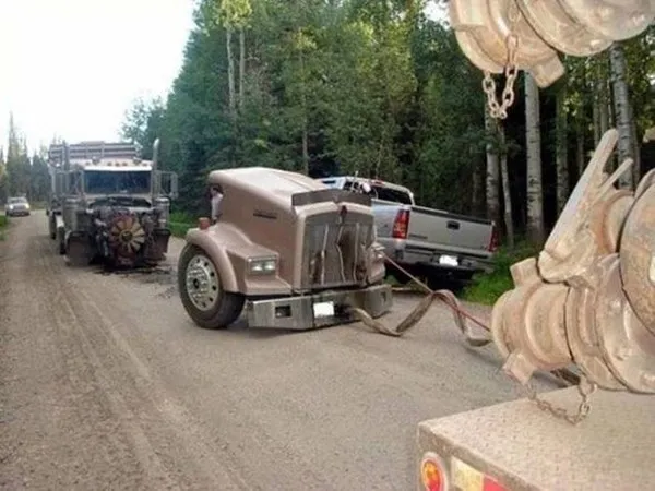 Những tai nạn ôtô kỳ cục nhất thế gian ảnh 3