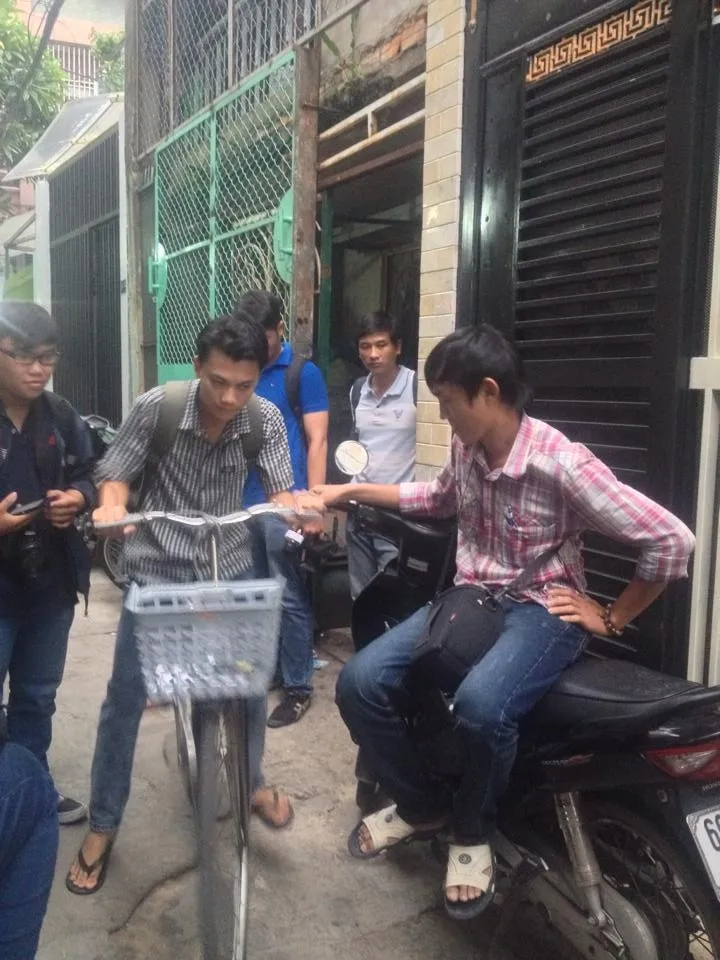 Hình ảnh xóm lao động nghèo vui mừng cho chị tỷ phú ve chai ảnh 3