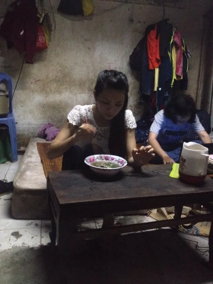 Hình ảnh xóm lao động nghèo vui mừng cho chị tỷ phú ve chai ảnh 5