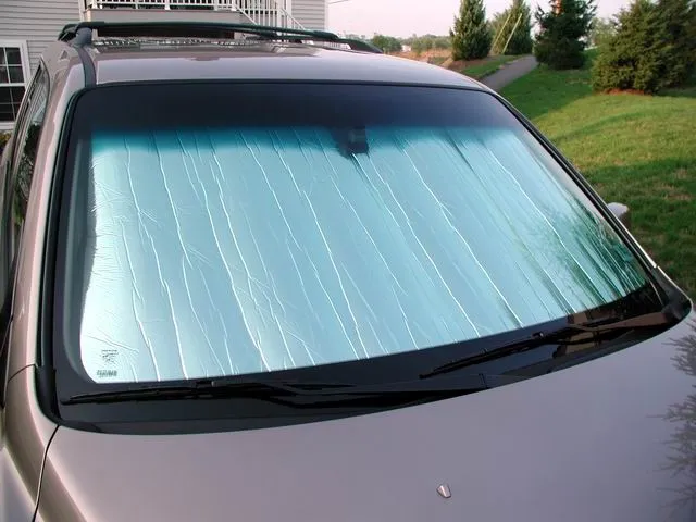 Tấm chắn nắng có tác dụng tốt, bảo vệ nội thất khi đỗ xe dưới trời nắng trong thời gian dài. 