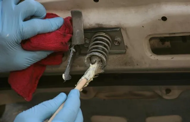 Các chi tiết nhỏ thường bị lãng quên khi bảo dưỡng xe ô tô ảnh 2