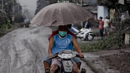Indonesia: Núi lửa lại phun trào như ngày tận thế - ảnh 10