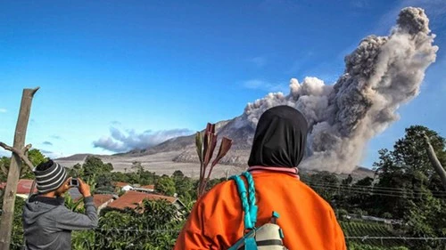 Indonesia: Núi lửa lại phun trào như ngày tận thế - ảnh 1