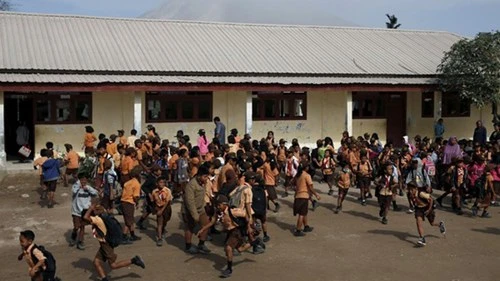 Indonesia: Núi lửa lại phun trào như ngày tận thế - ảnh 3