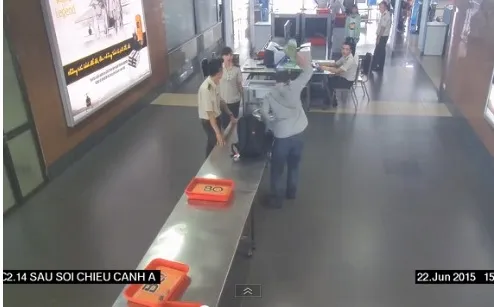 Ông Khôi vung tay ném mạnh lọ cà mắm xuống nền sân bay