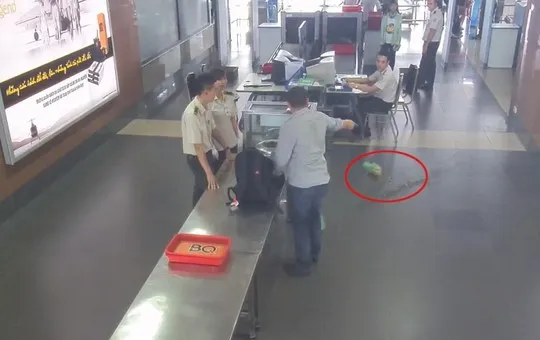Hành khách lăng mạ nhân viên, ném lọ mắm cà ngay tại sân bay - Ảnh cắt từ clip Hành khách lăng mạ nhân viên, ném lọ mắm cà ngay tại sân bay - Ảnh cắt từ clip