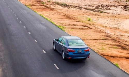 [ĐÁNH GIÁ] Toyota Camry 2.0E: Vua thực dụng - ảnh 7