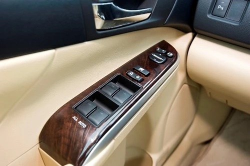 [ĐÁNH GIÁ] Toyota Camry 2.0E: Vua thực dụng - ảnh 13