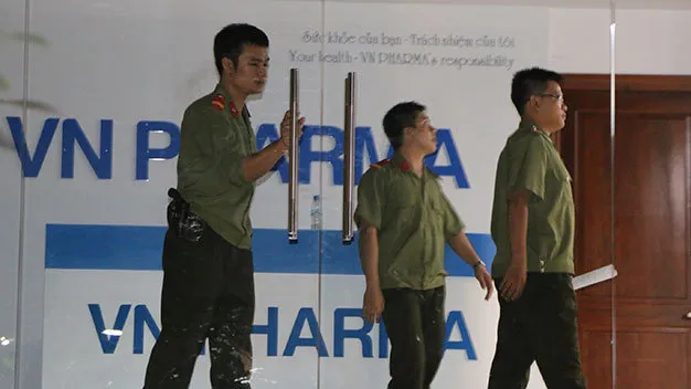 Lực lượng an ninh khám xét tại trụ sở Công ty VN Pharma trên đường 3-2, P.14, Q.10, TP.HCM - Ảnh: Gia Minh Lực lượng an ninh khám xét tại trụ sở Công ty VN Pharma trên đường 3-2, P.14, Q.10, TP.HCM - Ảnh: Gia Minh