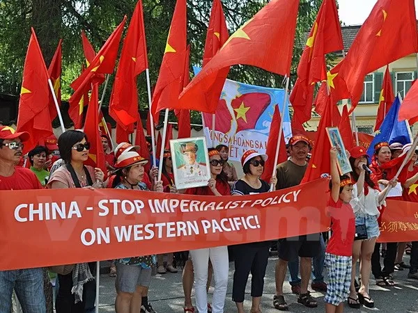Người Việt tại Đức biểu tình phản đối Trung Quốc xây đảo trái phép ảnh 3