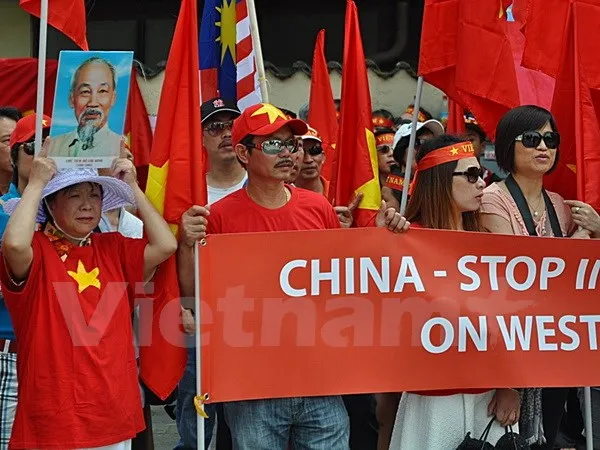 Người Việt tại Đức biểu tình phản đối Trung Quốc xây đảo trái phép ảnh 4