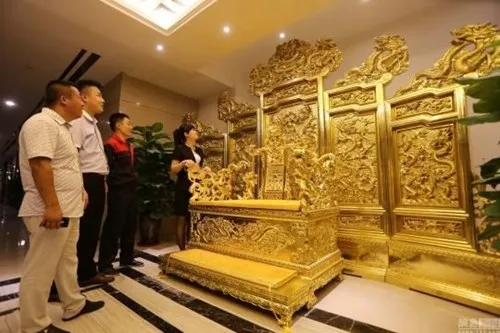 Cận cảnh ngai vàng được dát từ 20.000 tấm vàng miếng - ảnh 2