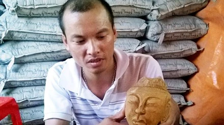 Chiếc đầu tượng cổ được phát hiện khi đào móng nhà. 